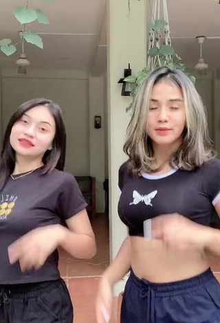 Magnetic Angguncantik Shows Cleavage in Appealing Crop Top