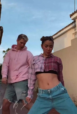 Sweetie Sky & Tami in Crop Top while Twerking