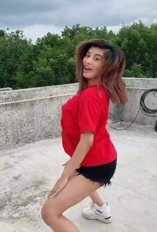 3. Irresistible Somya Daundkar in Red Top while Twerking