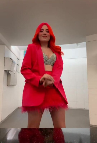 Erotic Bianca Oss Shows Cleavage in Bra