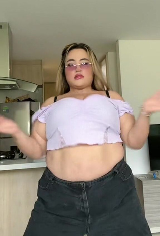 Maleja Rodriguez Looks Alluring in Crop Top while Twerking