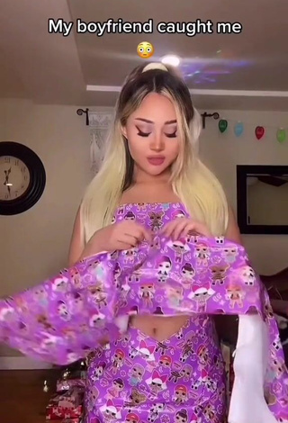 1. Star Abelar Demonstrates Sexy Cleavage (Underboob)