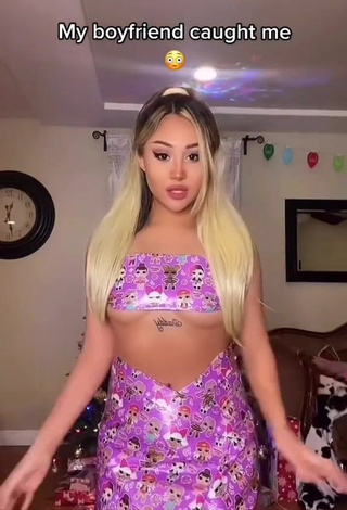 Star Abelar Demonstrates Sexy Cleavage (Underboob)