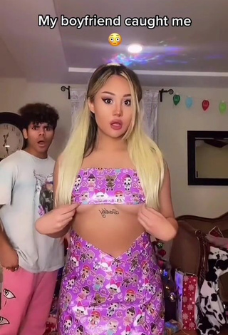 3. Star Abelar Demonstrates Sexy Cleavage (Underboob)