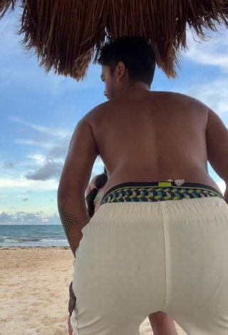 3. Erotic Tammy Parra Shows Butt at the Beach (Side Boob)