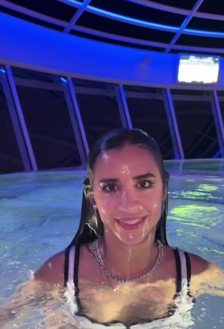 Adorable Tammy Parra Shows Cleavage in Seductive Bikini Top at the Pool