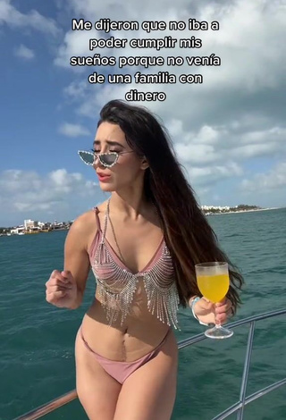 3. Hottie Tammy Parra Shows Cleavage in Bikini on a Boat