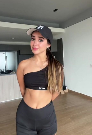 1. Hottie Tammy Parra Shows Cleavage in Black Crop Top