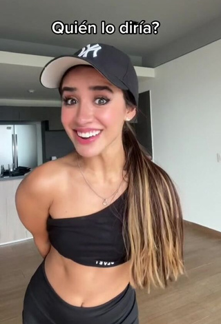 Hottie Tammy Parra Shows Cleavage in Black Crop Top