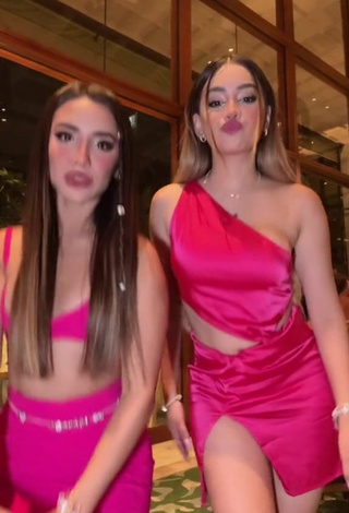 Irresistible Tammy Parra Shows Cleavage in Pink Bra