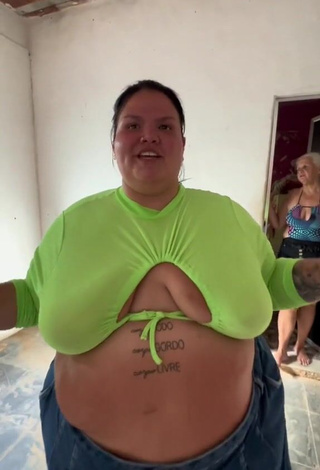 1. Thais Carla Shows Cleavage in Hot Lime Green Crop Top (Side Boob)