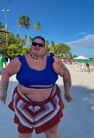 3. Thais Carla Shows Cleavage in Sexy Blue Crop Top at the Beach