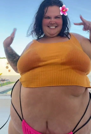 Sweet Thais Carla Shows Cleavage in Cute Orange Crop Top