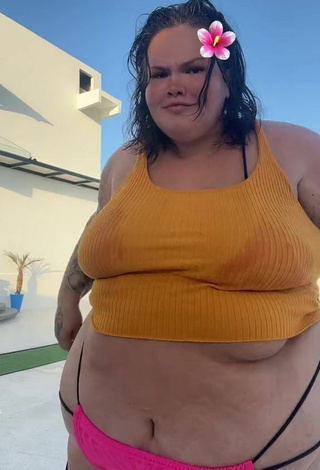 3. Sexy Thais Carla Shows Cleavage in Orange Crop Top