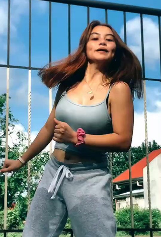 3. Vanessa Kate Alvarez Looks Elegant in Grey Crop Top