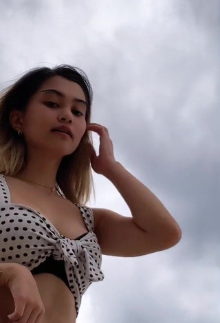 1. Vanessa Kate Alvarez Shows Cleavage in Seductive Polka Dot Crop Top