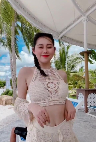 1. Sweetie Việt Phương Thoa Shows Cleavage in Crop Top