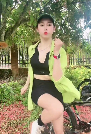 3. Irresistible Việt Phương Thoa Shows Cleavage in Black Crop Top