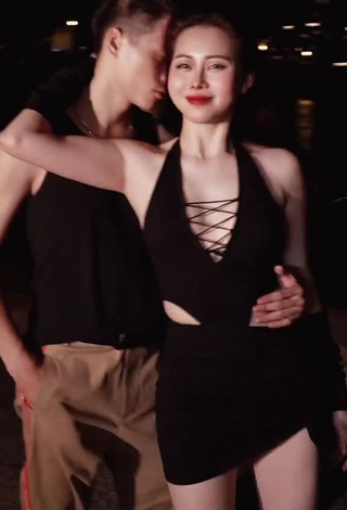 Erotic Việt Phương Thoa Shows Cleavage in Black Dress (Side Boob)