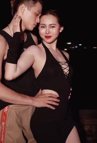 3. Erotic Việt Phương Thoa Shows Cleavage in Black Dress (Side Boob)