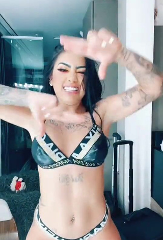 Mirella xbadmix Shows her Cute Butt while Twerking