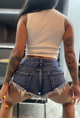 3. Sensual Mirella xbadmix Shows Butt while Twerking