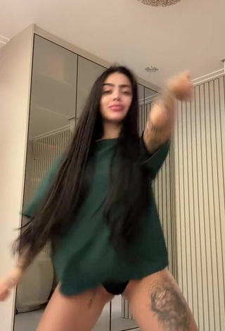 Elegant Mirella xbadmix Shows Butt while Twerking