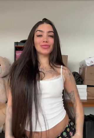 Captivating Mirella xbadmix Shows Butt while Twerking