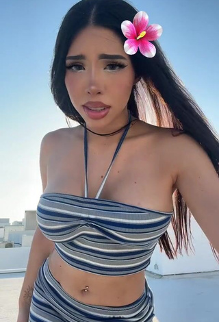 Sexy Yeri MUA Shows Cleavage in Striped Tube Top