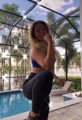 3. Erotic Sarah Graysun in Black Leggings at the Swimming Pool