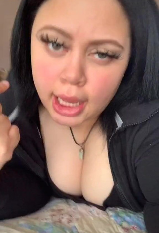 1. Erotic ShesJessiiee Shows Cleavage