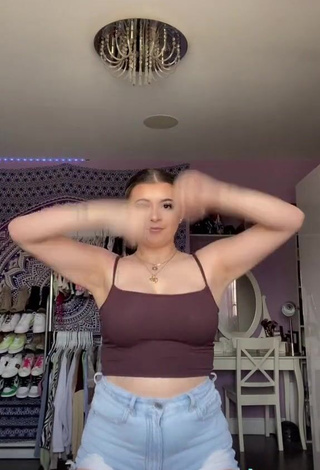 3. Bryanna Abbruzzo Looks Beautiful in Brown Crop Top