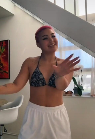 Erotic Youki Overkleeft in Bikini Top