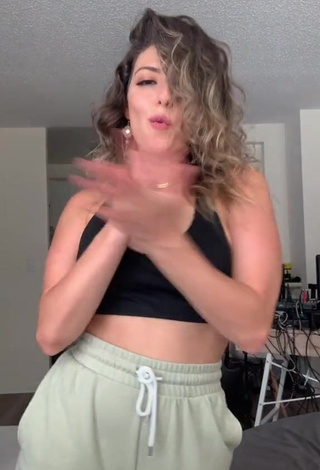1. Sweetie Josette Pimenta Shows Cleavage in Black Crop Top