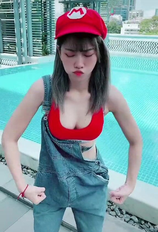 1. Erotic Lê Bống Shows Cleavage in Red Crop Top at the Pool