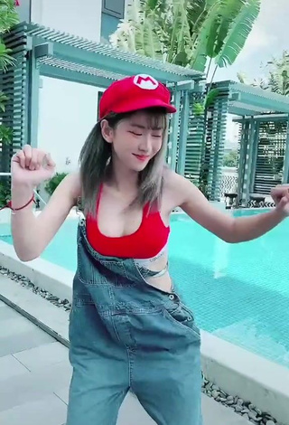 3. Erotic Lê Bống Shows Cleavage in Red Crop Top at the Pool