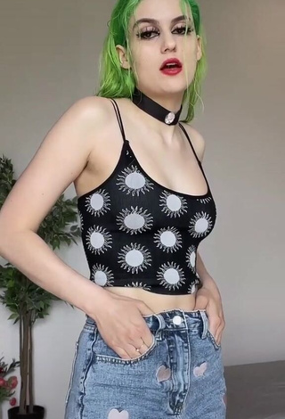 Captivating Lianayel in Crop Top