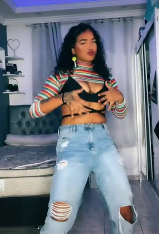 3. Hot Lisandra Barcelos Shows Cleavage in Black Crop Top