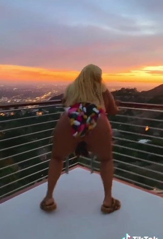 Erotic Lizzo Shows Big Butt on the Balcony