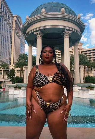 3. Irresistible Lizzo Shows Big Butt at the Swimming Pool