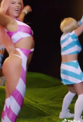 Erotic Luísa Sonza Shows Butt while Twerking