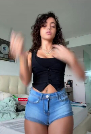 Irresistible Malu Trevejo Shows Cleavage in Black Top