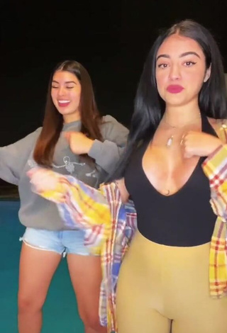 2. Erotic Malu Trevejo Shows Cleavage in Top at the Pool