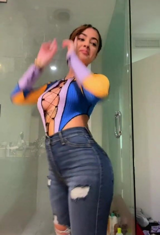 3. Lovely Malu Trevejo Shows Cleavage in Crop Top