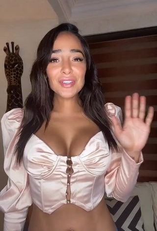 1. Pretty Manelyk González Shows Cleavage