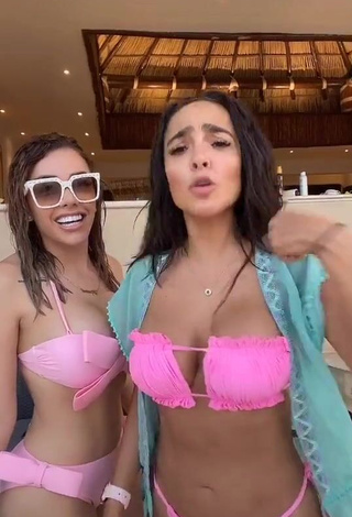 1. Hot Manelyk González Shows Cleavage in Pink Bikini