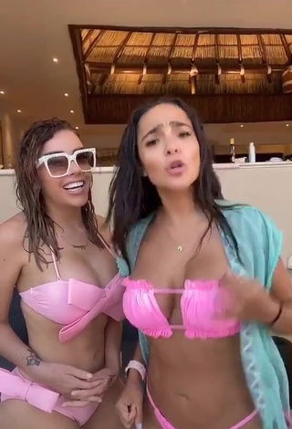 Hot Manelyk González Shows Cleavage in Pink Bikini