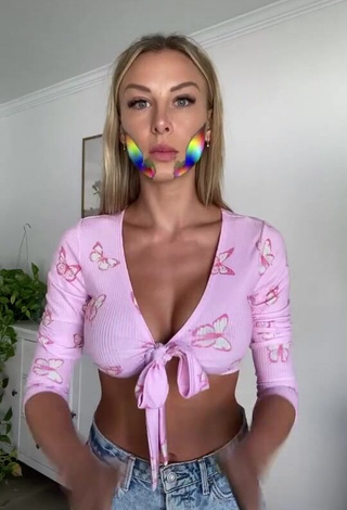 1. Hot Marta Mielczarska Shows Cleavage in Pink Crop Top