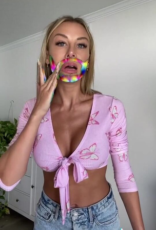 Hot Marta Mielczarska Shows Cleavage in Pink Crop Top