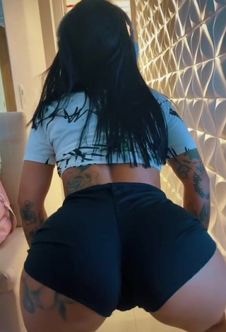 Erotic Mirella Fernandez Shows Butt while Twerking